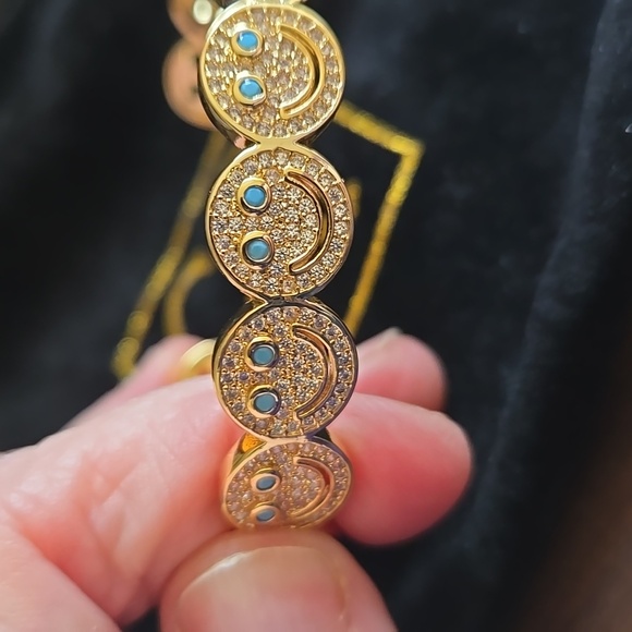 NIP Smiley Cuff Bracelet - Picture 2 of 5